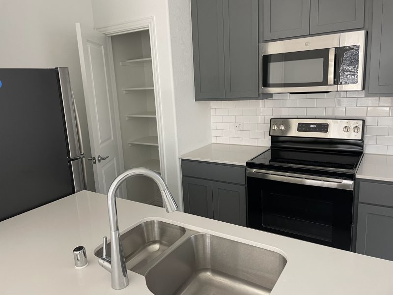 In law suit with living room kitchen bath and bed available for rent