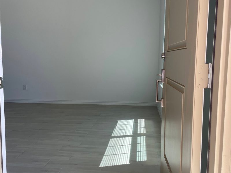 In law suit with living room kitchen bath and bed available for rent